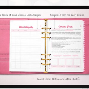 K&ouml;nnte beinhalten: Ein rosa-wei&szlig;er Planer mit goldenen Ringen. Der Planer hat Abschnitte f&uuml;r Kundenloyalit&auml;t, Einverst&auml;ndniserkl&auml;rungen und Vorher-Nachher-Fotos. Der Text "Keep Track of Your Clients Lash Journey" und "Consent Form for Each Client" steht auf dem Cover.