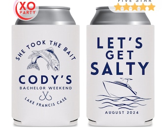 Op de afbeelding: Twee witte koelers voor blikjes met blauwe tekst en afbeeldingen. De eerste koeler zegt "She took the bait Cody's Bachelor Weekend Lake Francis Case" met een visillustratie. De tweede koeler zegt "Let's get salty August 2024" met een boot-illustratie.
