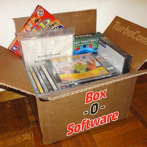 Puede incluir: Una caja de cartón marrón con el texto "Box -0- Software" impreso en el lateral. La caja está abierta y llena de varios artículos, incluidos CD, DVD y una caja de juego. La caja está etiquetada como "TurboComix".