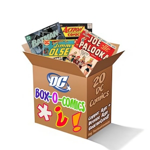 Puede incluir: Una caja de cartón marrón llena de cómics antiguos, incluyendo Batman, Action Comics, Jimmy Olsen y Joe Palooka. La caja presenta el texto DC BOX-O-COMICS, 20 DC Comics, Copper Age + Bronze Age Guaranteed! y by TurboComix.