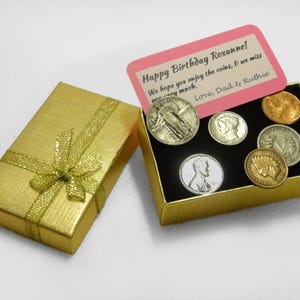 Caja de regalo con monedas antiguas de EE. UU.: ¡Perfecta para el coleccionista de monedas de tu familia! Monedas de un centavo, cinco centavos, diez centavos y veinticinco centavos de más de 60 años.