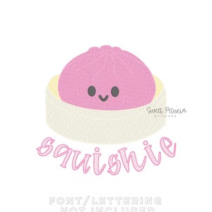 Peut inclure: Un motif de broderie représentant une boulette rose avec un visage souriant dans un panier vapeur en bambou beige. Sous le panier, le mot Squishie est écrit en lettres cursives roses. Le texte Sweet Petunia Stitches est visible.