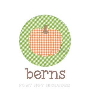 Könnte beinhalten: Ein grüner und weißer Gingham-Kreis mit einem orangefarbenen Gingham-Kürbis im Inneren. Der Text "berns" befindet sich unter dem Kreis. Der Text "FONT NOT INCLUDED" befindet sich unter dem Text "berns".
