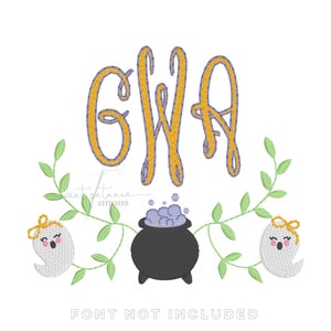 Pode incluir: Desenho bordado com as letras "GWA" em amarelo com contorno roxo, rodeado de folhas verdes e dois fantasmas brancos com laços amarelos. Um caldeirão preto com bolhas roxas fica no centro.
