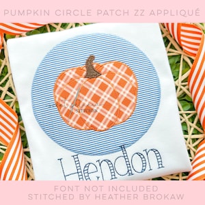 Könnte beinhalten: Ein weißes Shirt mit einem blauen Kreis-Applique, das einen karierten Kürbis zeigt. Der Name "Hendon" ist unter dem Kürbis gestickt.