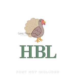 Puede incluir: Un diseño de pavo bordado con abanico beige, cuerpo marrón y carúncula roja. Debajo del pavo están las letras HBL en verde. El texto "FONT NOT INCLUDED" está en la parte inferior. Fondo blanco.