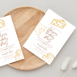 Puede incluir: Dos invitaciones blancas con un tema de queso y ratón para la fiesta de cumpleaños de Chelsea. Las invitaciones tienen una ilustración de queso y el texto "You're invited to Chelsea's Birthday Party" en marrón. La fecha y la hora también están incluidas.