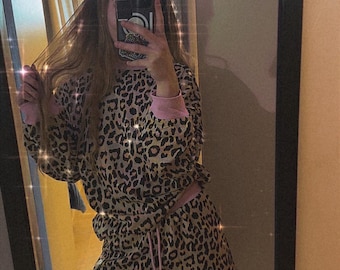 Conjunto de blusa de manga comprida e shorts com estampa de leopardo rosa