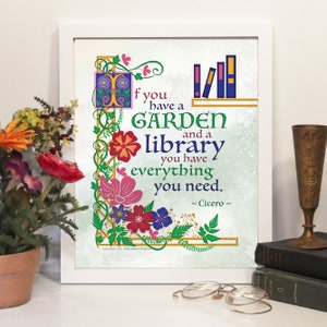 Puede incluir: Impresión enmarcada con la cita "Si tienes un jardín y una biblioteca, lo tienes todo". La obra presenta flores coloridas, libros y bordes decorativos, en un marco blanco.