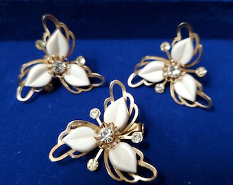 Conjunto vintage de broche e brincos florais de meados do século XX com strass.