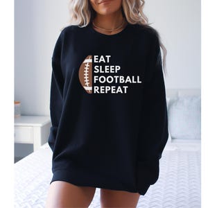 Sudadera de fútbol, sudadera con cuello redondo Eat Sleep Football Repeat, ropa para fanáticos del fútbol, ropa para equipos de fútbol, sudadera con cuello redondo de fútbol, sudadera para el día del juego