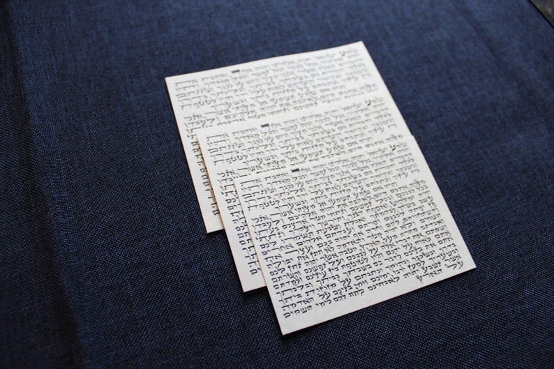 Pu&ograve; includere: Due pagine di un documento di testo ebraico con inchiostro nero su carta bianca. Il testo &egrave; scritto in caratteri ebraici tradizionali.