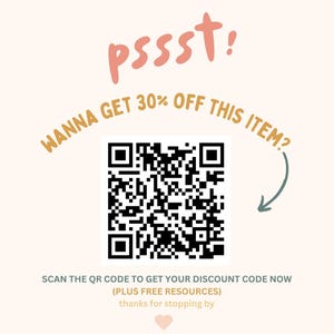 Puede incluir: Fondo beige claro con el texto "pssst!" en rosa. El texto "WANNA GET 30% OFF THIS ITEM?" es dorado. Hay un c&oacute;digo QR en blanco y negro, con el texto "SCAN THE QR CODE TO GET YOUR DISCOUNT CODE NOW".