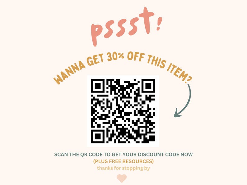 Puede incluir: Fondo beige claro con el texto "pssst!" en rosa. El texto "WANNA GET 30% OFF THIS ITEM?" es dorado. Hay un c&oacute;digo QR en blanco y negro, con el texto "SCAN THE QR CODE TO GET YOUR DISCOUNT CODE NOW".
