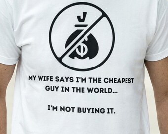 Peut inclure: T-shirt blanc avec un graphique noir d'un sac d'argent barré et le texte "Ma femme dit que je suis le mec le moins cher du monde... Je n'achète pas ça."
