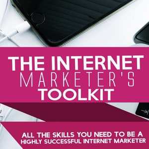 Może przedstawiać: Grafika w kolorze różowym i białym z tekstem "THE INTERNET MARKETER'S TOOLKIT" i tekstem "ALL THE SKILLS YOU NEED TO BE A HIGHLY SUCCESSFUL INTERNET MARKETER". Grafika jest nałożona na zdjęcie smartfona i klawiatury laptopa.