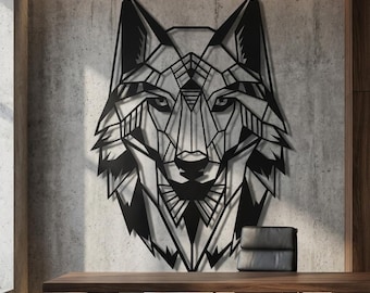 Może przedstawiać: Czarna metalowa geometryczna grafika ścienna z głową wilka. Grafika przedstawia szczegółowy, kanciasty wzór twarzy wilka, zamontowany na betonowej ścianie. Element jest nowoczesną, minimalistyczną dekoracją do domu lub biura.