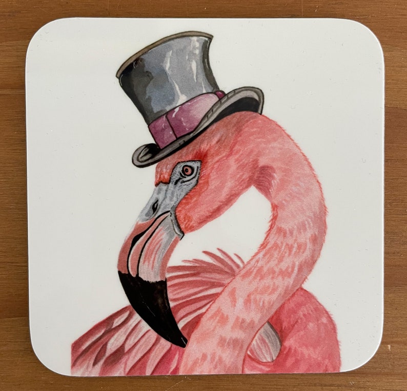 Pu&ograve; includere: Un fenicottero rosa con un cappello a cilindro grigio con una fascia viola. Il fenicottero &egrave; rivolto a destra dell'immagine.