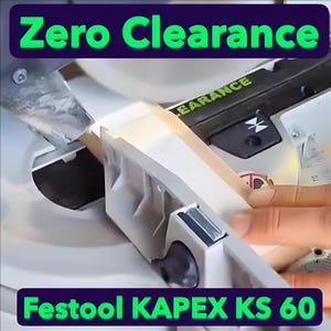 Peut inclure: Gros plan sur un outil électrique blanc et gris avec le texte "Zero Clearance" et "Festool KAPEX KS 60" en vert. L'outil coupe une pièce de bois. L'image est bien éclairée et montre les caractéristiques de l'outil.