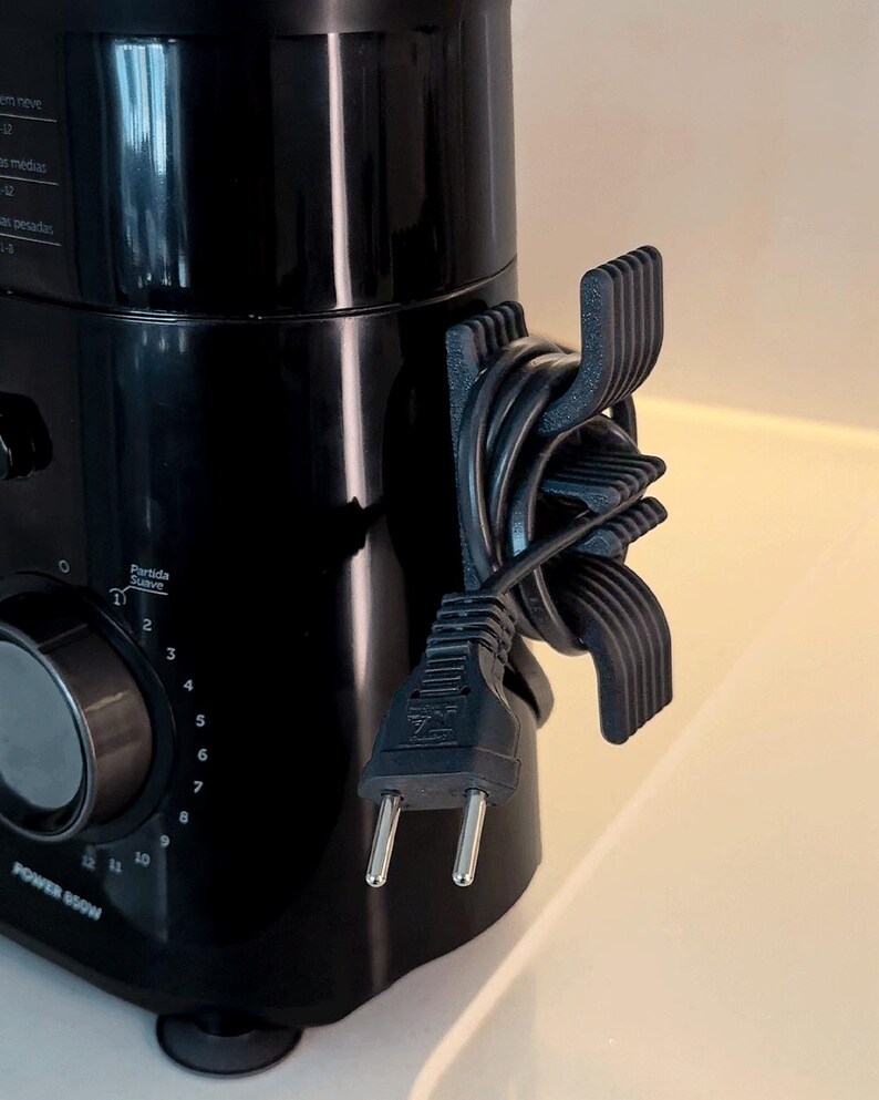 Kabel-Organizer montiert an K&uuml;chenmaschine