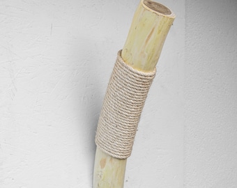 Wall-mounted scratching post