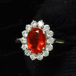 Anello di fidanzamento con opale di fuoco messicano ovale: accenti di moissanite