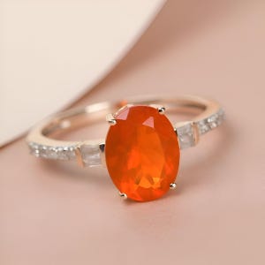 Anello di fidanzamento con opale di fuoco messicano ovale: accenti di moissanite, argento sterling