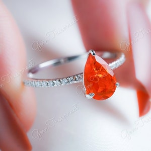 Anello di fidanzamento con opale di fuoco messicano taglio a pera: accento di moissanite, argento sterling