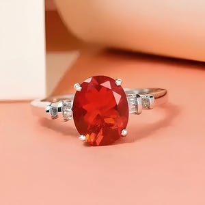 Anello di fidanzamento ovale con opale di fuoco messicano: accento di moissanite in argento sterling