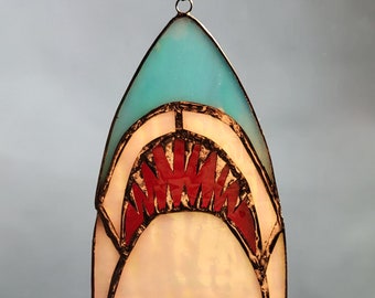 Vitrail fait main JAWS | Grand requin blanc | 3,5" de haut | Décoration de Noël pour arbre de Noël | Pendentif à accrocher | Idée cadeau | Horreur