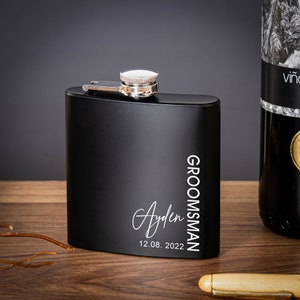 Matraz de padrinos de boda, matraz grabado personalizado, matraz de cadera negro, matraz para padrinos de boda, regalos de padrinos de boda, regalos de boda, regalo de despedida de soltero para chicos