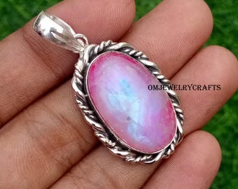 Op de afbeelding: Ovale hanger met een roze en blauwe edelsteen gezet in een zilverkleurig metalen frame. Het frame heeft een gedraaid touwontwerp rond de edelsteen. De hanger heeft een zilveren balein om aan een ketting te bevestigen. De tekst "OMJEWELRYCRAFTS" is zichtbaar.
