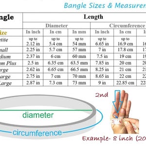 K&ouml;nnte beinhalten: Eine Tabelle mit den Gr&ouml;&szlig;en und Ma&szlig;en von Armreifen in Zoll, Zentimetern und Millimetern. Die Tabelle enth&auml;lt die folgenden Gr&ouml;&szlig;en: Petite, Small, Medium, Medium Plus, Large, x-Large und xx-Large. Ein Diagramm zeigt, wie man den Durchmesser und den Umfang eines Armreifens misst.