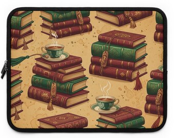 Puede incluir: Funda para portátil con un patrón repetido de libros rojos y verdes con detalles dorados. Tazas de té y platillos con vapor que se eleva de ellos se colocan encima de algunas de las pilas de libros. El fondo es de color beige con motas marrones.