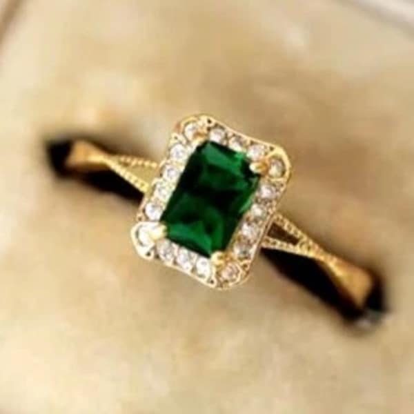 Art deco smaragd verlovingsring: 14 kt geelgouden ring, handgemaakte groene smaragd minimalistische bandring, cadeau voor haar