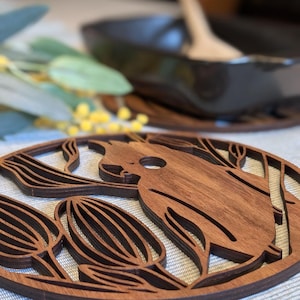 Kakadu schwarz: Topfuntersetzer aus Holz (groß 24 cm)