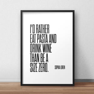 以下が含まれることがあります： 黒と白のタイポグラフィーの引用が、黒いフレームの中に白い背景に書かれています。引用は「私はサイズゼロになるよりも、パスタを食べてワインを飲む方が好きです。」-ソフィア・ローレンです。