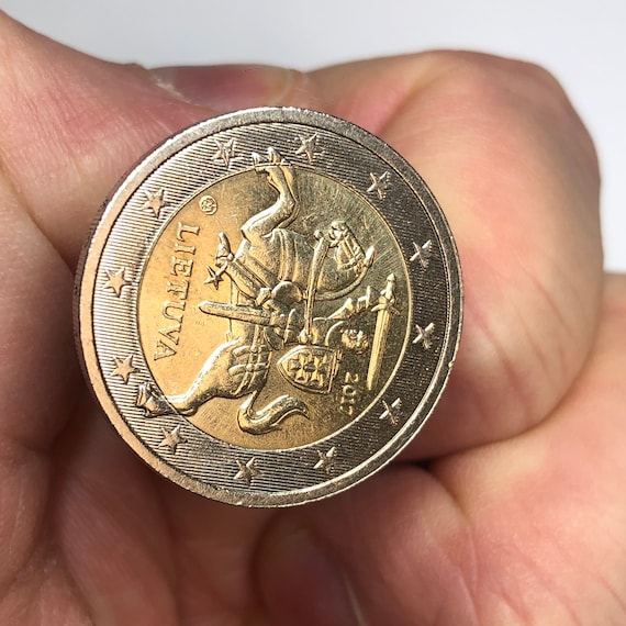 2 ユーロ硬貨、2017 年、リトアニア、背景に明るい「網」が描かれて