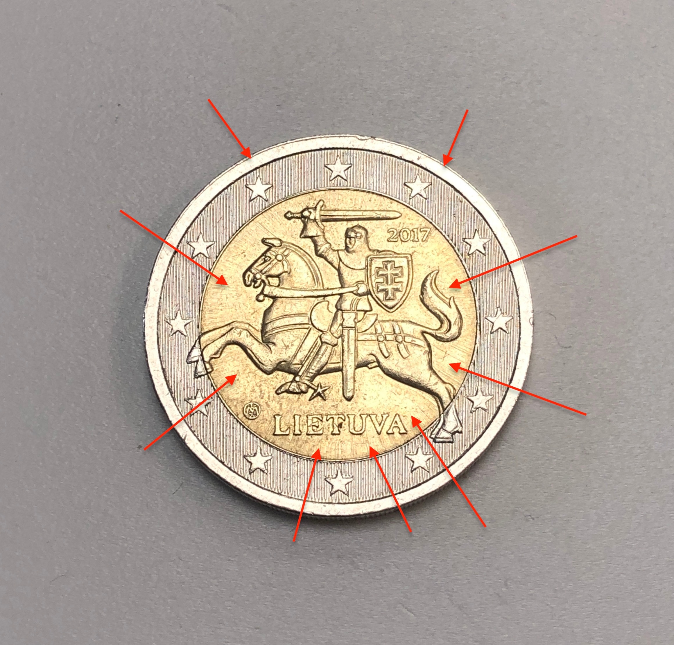 2 ユーロ硬貨、2017 年、リトアニア、背景に明るい「網」が描かれて