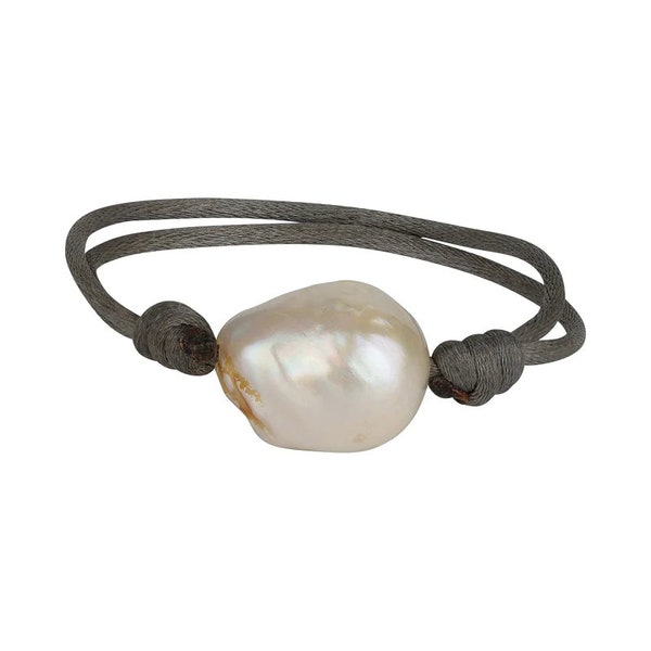 Bracelet ajustable présentant une grosse perle baroque 13/15 mm montée sur fil de satin. Cadeau parfait pour elle.