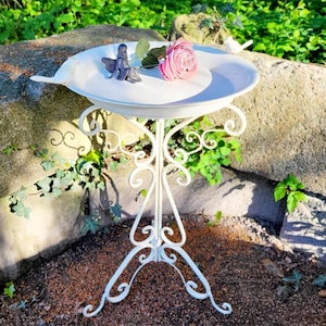Large white standing birdbath, shabby chic style, 69 cm high, rustproof cast aluminum, romantic garden decoration