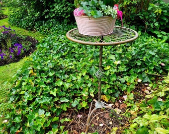 Table d'appoint décorative et potagère au style nostalgique, en fer forgé finition antique, idéale pour la décoration et les plantations, parfaite pour un balcon ou un parterre de fleurs.