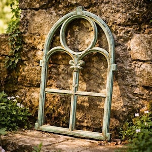 Lackiertes Stallfenster 45x72cm Scheunenfenster Gussfenster Antik lackiert Stahlfenster Eisenfenster Ziegelmauer