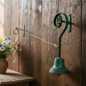 Kleine Vintage Wandglocke aus Gusseisen mit Seilzug Türglocke mit Umlenkrolle Nostalgische Haustürglocke Gartenglocke