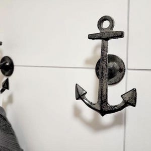 Zestaw 2 wystających podwójnych haczyków „Kotwica” 10 x 16 cm żeliwne wieszaki na ręczniki morskie haki ścienne wieszaki na płaszcze toaleta dla gości łazienka