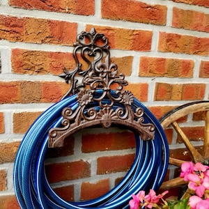 Hose holder &quot;Fleur de lis&quot; 29 cm wide cast iron garden hose holder vintage water hose holder hose reel
