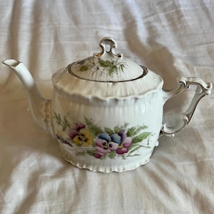 Vintage Pansy Teapot | 1940s–50s Porcelain Teapot with Gold Trim | Unmarked English or German China | Excellent Condition