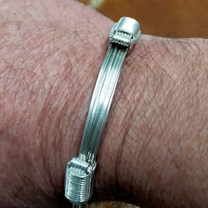 Brede armband van 4 tot 10 draden olifantenhaar met een zilveren knoop.