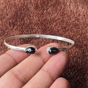 Bracciale con pietra a forma di pera in onice nero: fatto a mano in argento sterling 925