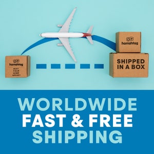 Puede incluir: Un fondo azul con un avi&oacute;n blanco volando sobre una l&iacute;nea azul discontinua. Dos cajas marrones est&aacute;n apiladas en el lado derecho de la imagen. La caja superior tiene el texto "#homshtag" y la caja inferior tiene el texto "SHIPPED IN A BOX". El texto "WORLDWIDE FAST & FREE SHIPPING" est&aacute; en la parte inferior de la imagen.